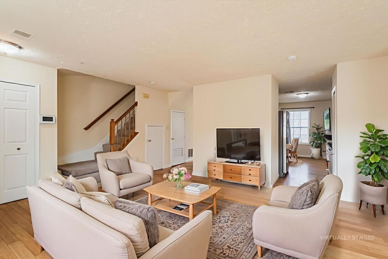 Foto principal - Spacious Townhome with 2 assigned parking ...