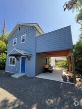 Building Photo - 1106 N Willow St