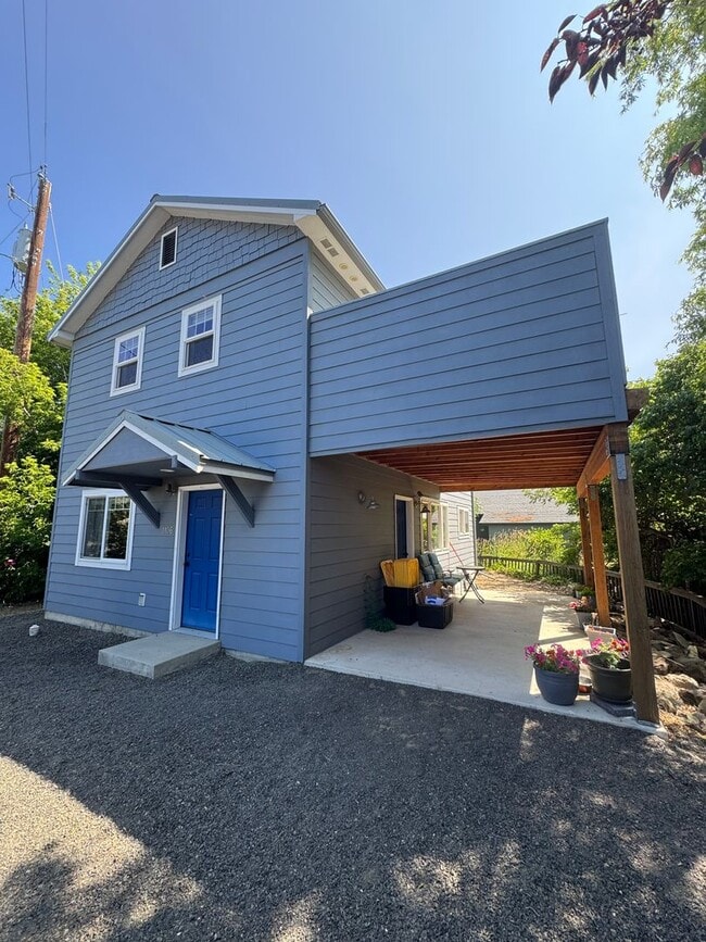 Building Photo - 1106 N Willow St