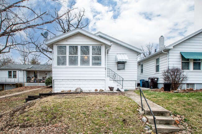 Building Photo - 1127 E Corrington Ave