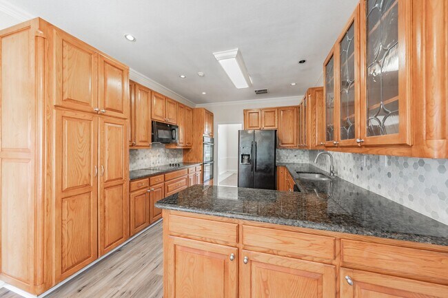 Foto del edificio - Spacious 5 Bedroom Home with Walk-Out Base...