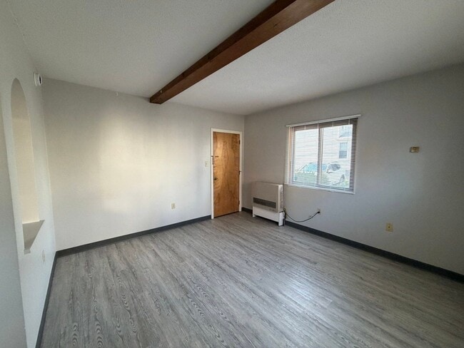 Building Photo - 10 Thompson St