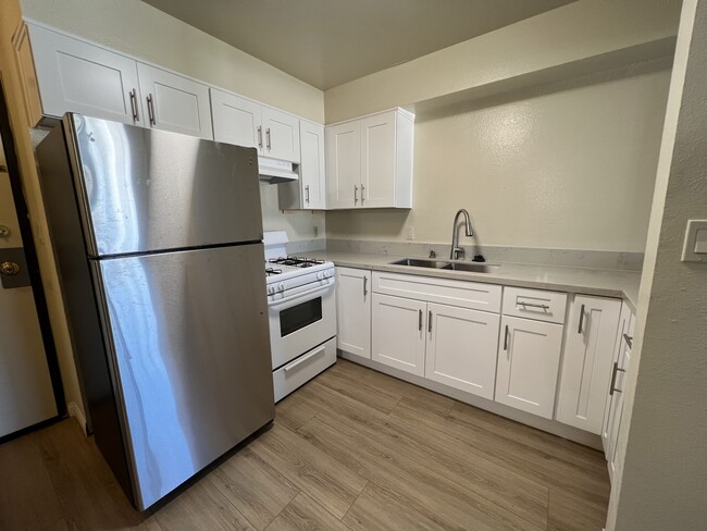 Kitchen - 504 Normandie Ave