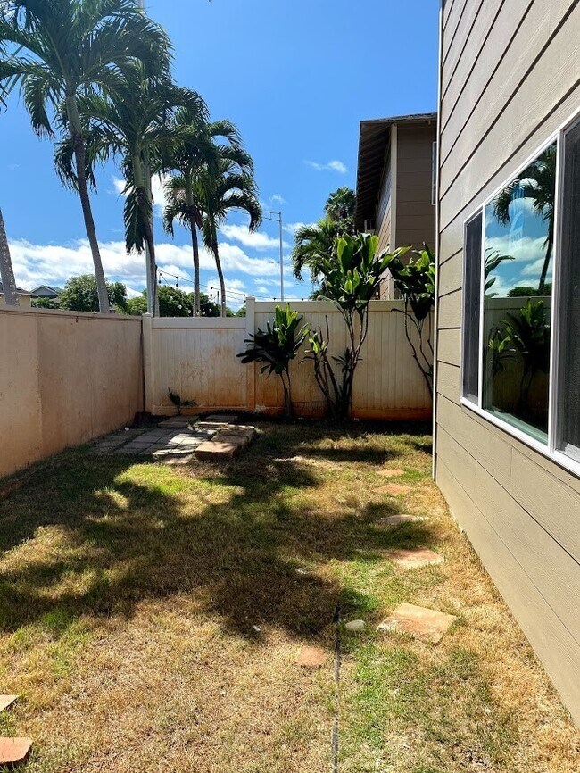 Foto del edificio - Desirable Lombard Way in Ewa, 3 Bed 2.5 Bath w/ 2 Car garage, Newer unit, Pet Negotiable