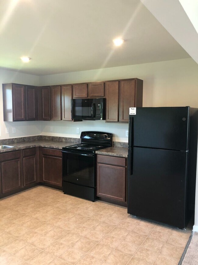 Foto del edificio - Beautiful 3- Bedroom Townhome For Rent in ...