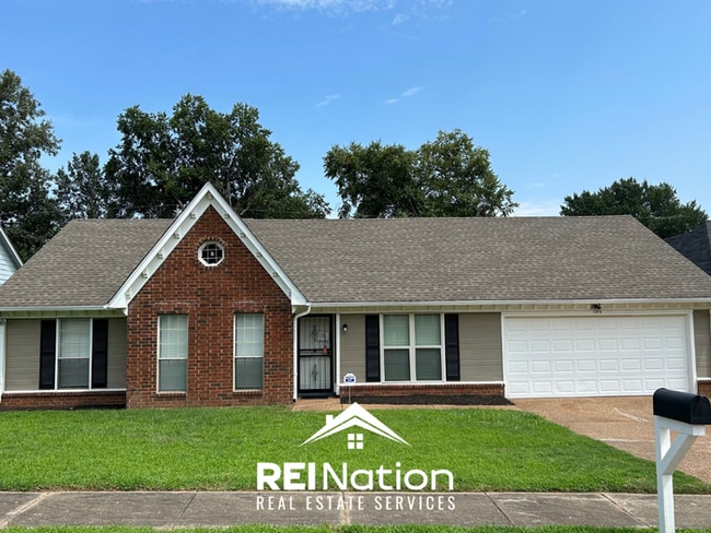 Spacious 4BR/2BA Near Southwind | High Ceilings, Brick Fireplace & 2-Car Garage - Spacious 4BR/2BA Near Southwind | High Ceilings, Brick Fireplace & 2-Car Garage House
