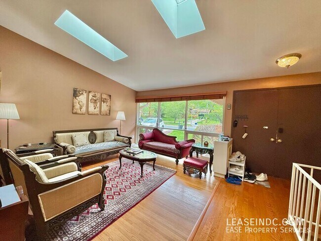 Foto del edificio - 6424 Hollins Dr