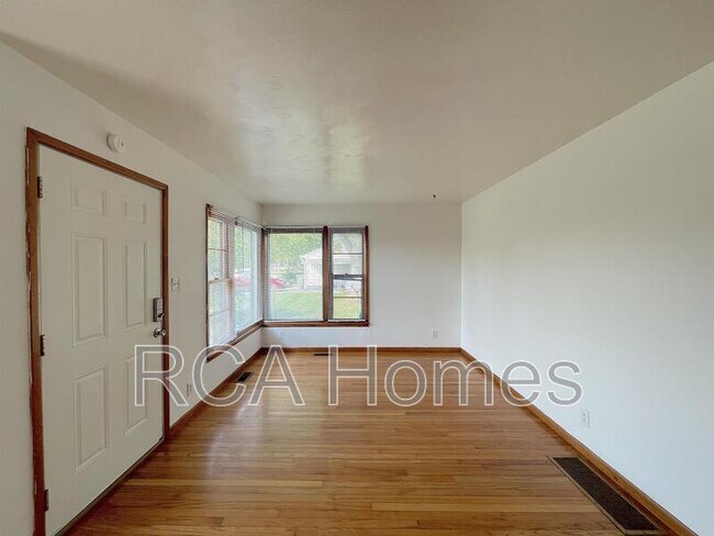Building Photo - 3853 S State Ave