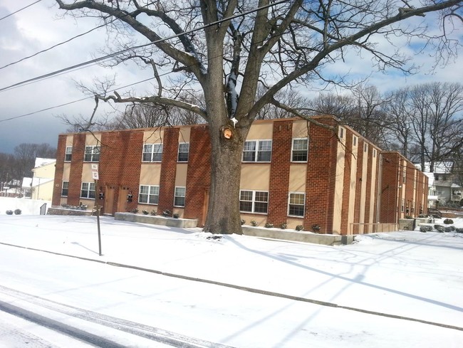 Building Photo - Hillcrest Apartments