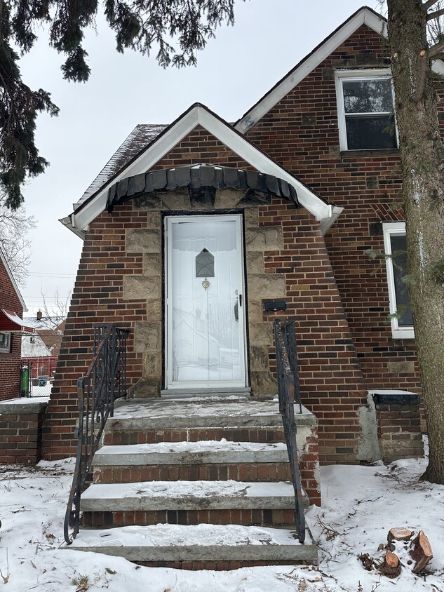 Photo - 375 E 214th St (Euclid, OH)