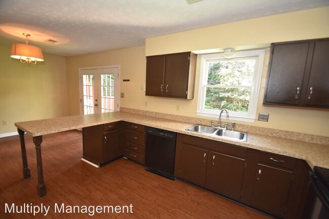 Building Photo - 3 br, 1 bath House - 601 Elk Lake Drive