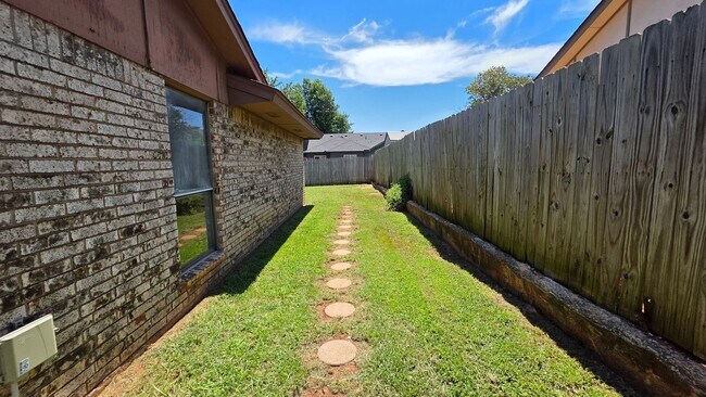 Foto del edificio - Great 3 Bedroom Home in Yukon!  $1450!
