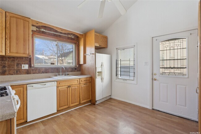 Building Photo - 548 Keller Ave