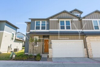 Building Photo - 1015 Vista View Dr