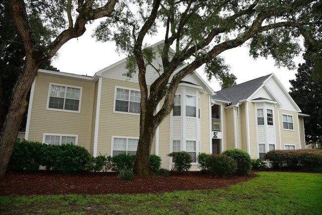 Building Photo - Updated Condo with Community Pool