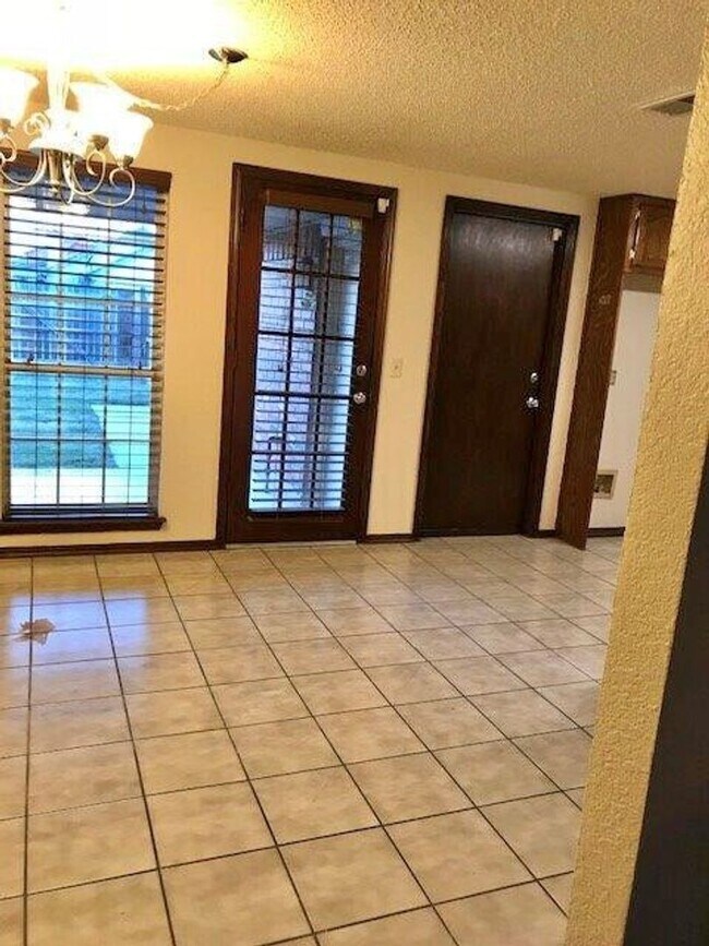 Foto del edificio - 4-bed 2-bath 2-car For lease SW Moore