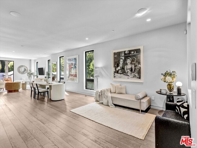 Foto del edificio - 1724 N Sierra Bonita Ave