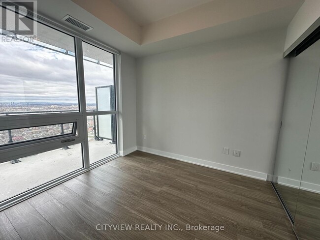 Photo du bâtiment - 430-430 Square One Dr