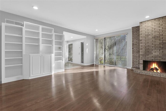 Foto del edificio - 2113 Lake Village Dr