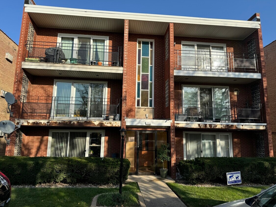 Foto principal - 5753 S Kenton Ave
