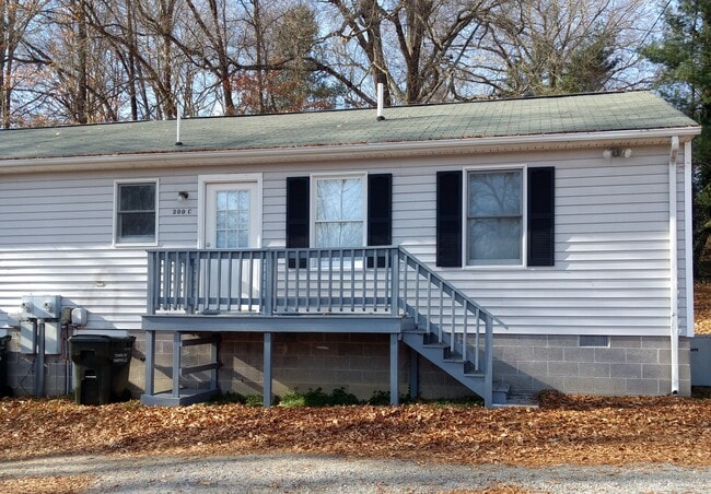parking side - 200 Jefferson St