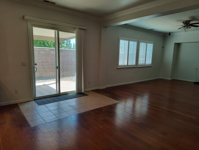 Foto del edificio - 4 Bedroom Coming Soon In Elk Grove!