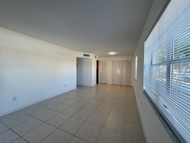 Building Photo - Freshly Remodeled - 1 Bedroom Unfurnished Condo-In Town Location-AVAILABLE NOW