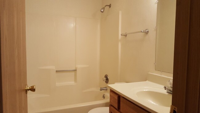 Upstairs Bath - 32 Peartree Ln
