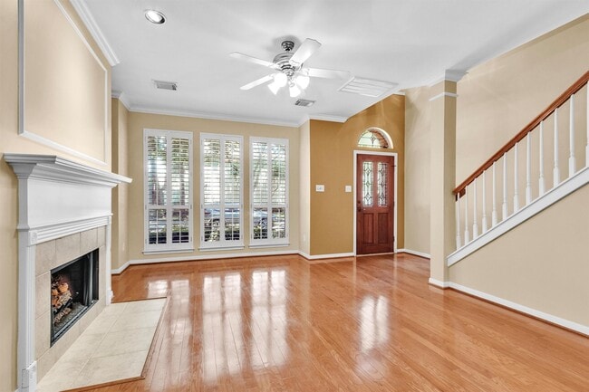 Building Photo - 727 W Heights Hollow Ln