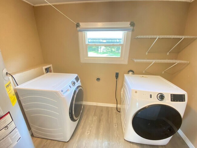 Building Photo - Modern 3B/2B home in traditional Orlando n...