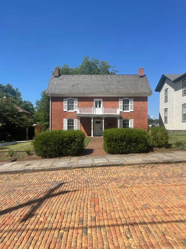 Building Photo - Gorgeous 2 story home in the historic Poin...