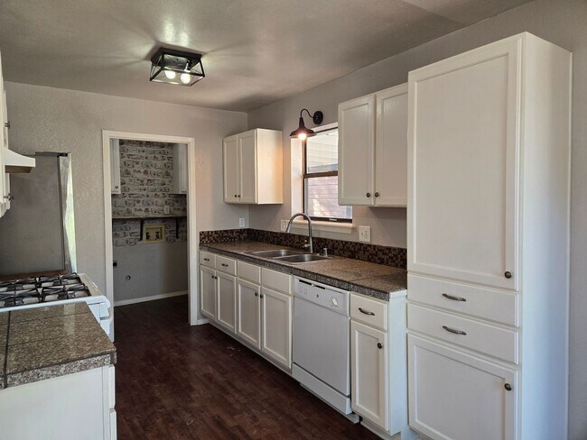 Building Photo - Pet Friendly Three Bedroom Home **Move In ...
