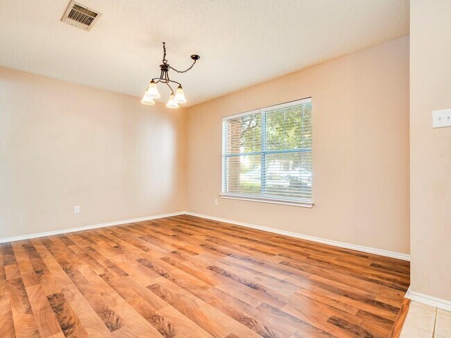 Foto del edificio - 1114 Thorn Creek Pl
