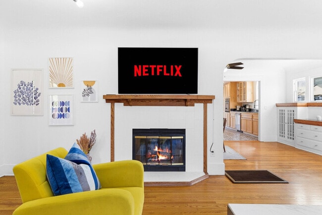 Building Photo - 3407 N Mountain View Dr