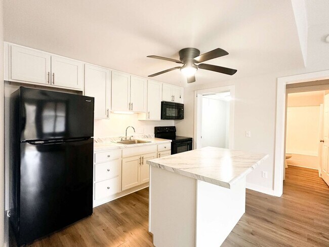 Foto del edificio - 2421 Madison St