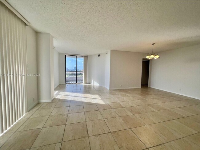 Foto del edificio - 3300 NE 191st St