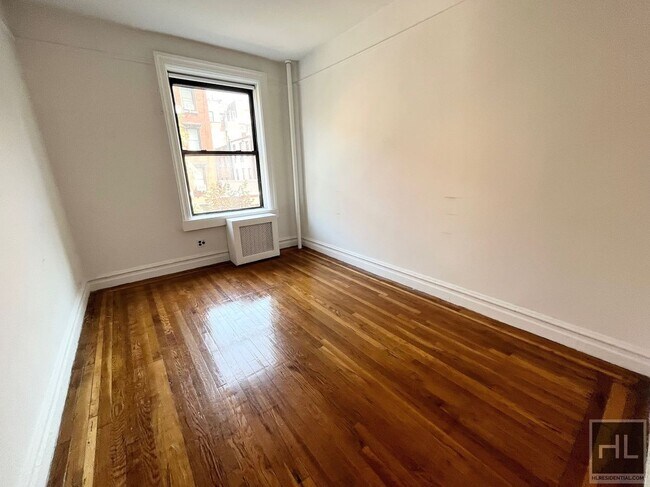 Building Photo - Must See Very Large 4/2 Now Available. E 6...