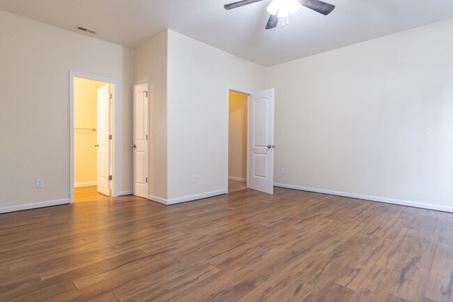Building Photo - MOVE IN READY 3 Bedroom!