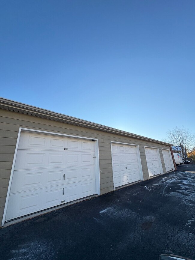 Building Photo - Bellagio Living III