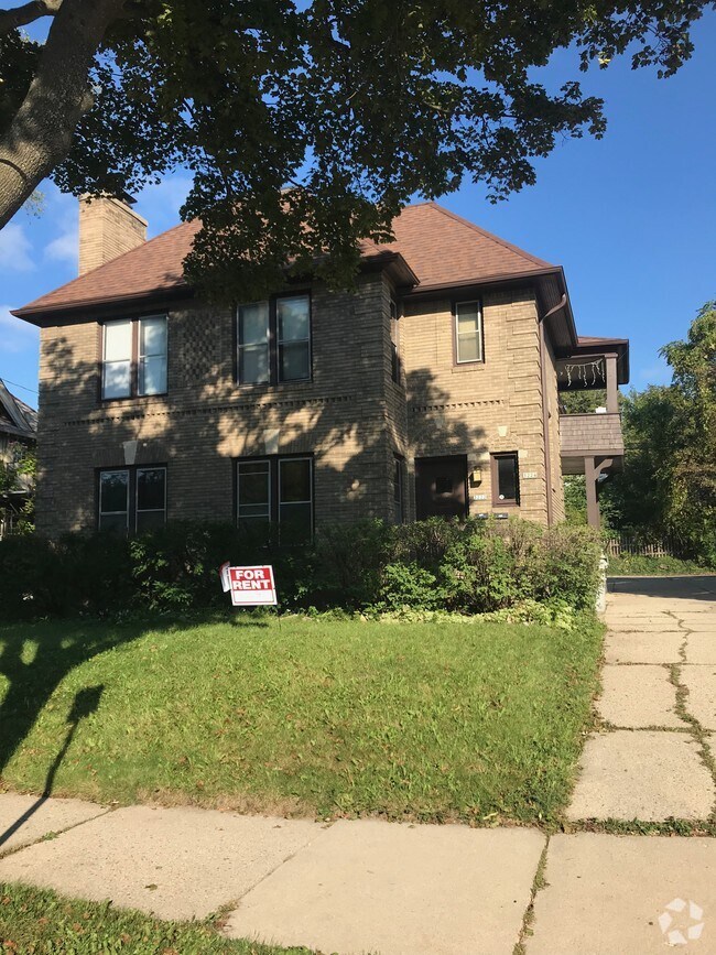 Kenwood Park Apartments for Rent with Hardwood Floors Milwaukee, WI 6 Rentals