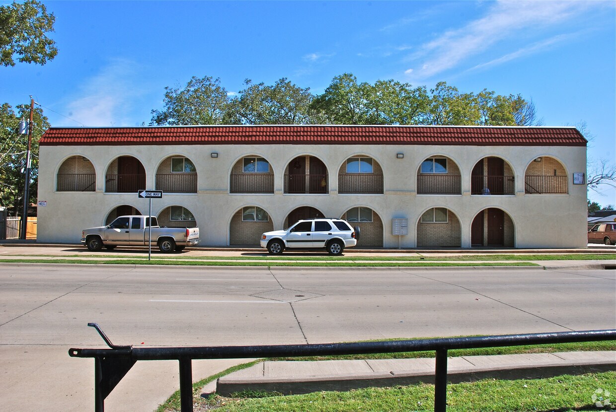 Building Photo - 811 S Mesquite St