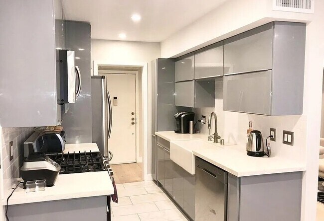 Foto del edificio - 10445 Eastborne Ave