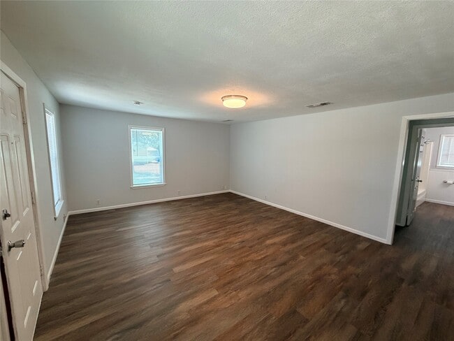 Building Photo - 145 Pine Hollow Ln