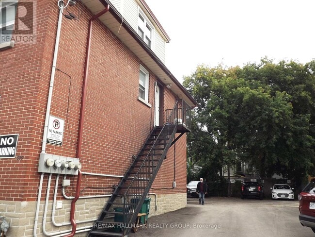 Building Photo - 570 Gladstone Ave