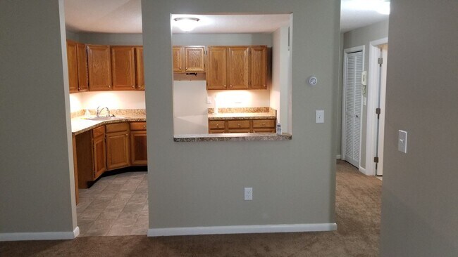 Foto del edificio - First floor, garden style condominium