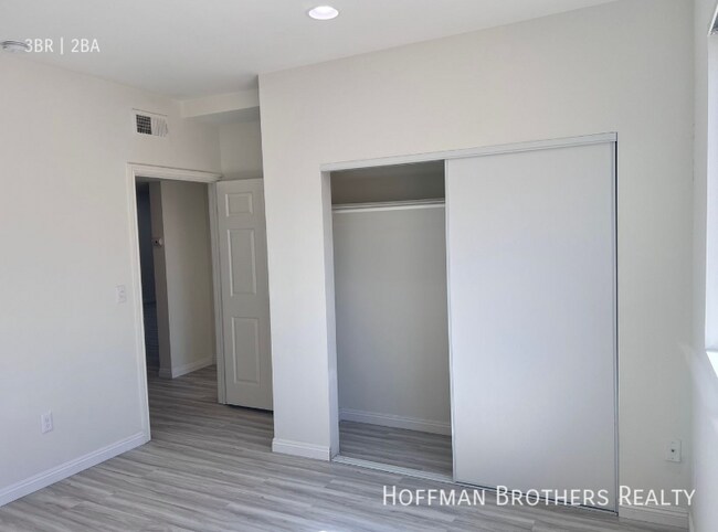 Foto del edificio - 6829 Simpson Ave