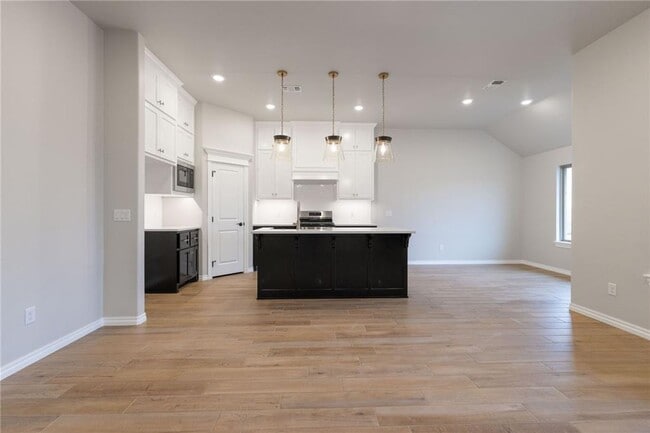 Foto del edificio - Newer Home + Moore Schools + 3 Bedrooms + Storm Shelter