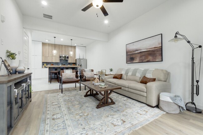 Foto del edificio - Modern Townhome with Private Rooftop, Office, and Attached Garage in Dallas