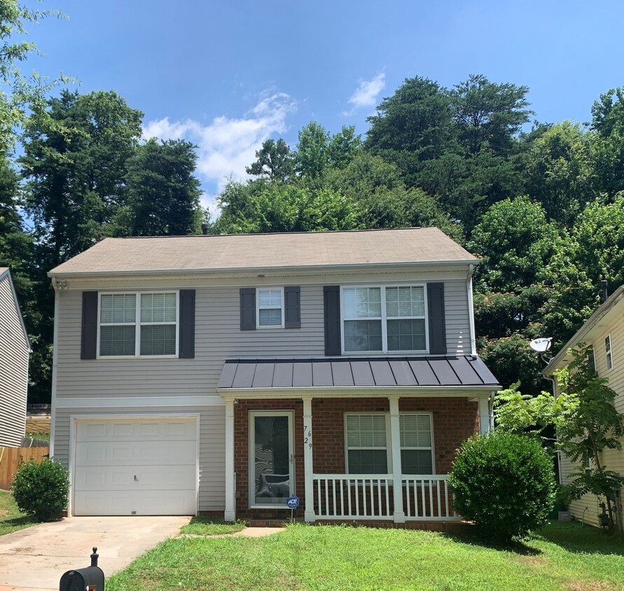Primary Photo - Beautiful 3 bedroom, 2.5 bath home located...
