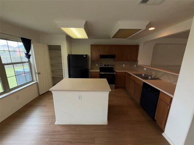 Foto del edificio - 621 Dark Tree Ln